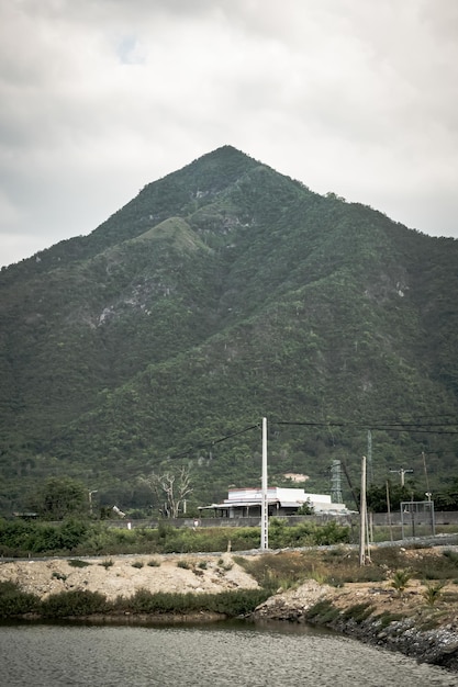 Tijd verandering prestatie concept natuur macht Donker Schoonheid verticaal landschap landschap scherpe piek beboste berg achtergrond somber grijs mistige bewolkte hemel na regen avond zomer Kunstmatig meer