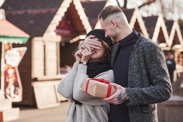 Tijd voor cadeautjes. Geschenkdoos houden. Aziatisch meisje met haar blanke vriendje.