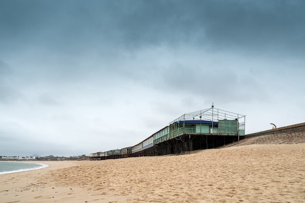 Tijdelijk gebouw aan zee