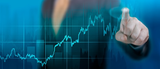 Tijdlijngrafiek van het wereldwijde economische herstel na de crisis veroorzaakt door de covid-pandemie19. Wereld economie grafiek. Financiënconcept. Zakenman wijzend grafiek groeiplan op donkerblauwe achtergrond