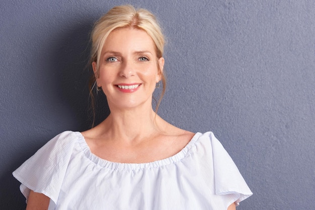 Tijdloze mooie vrouw Studio portret