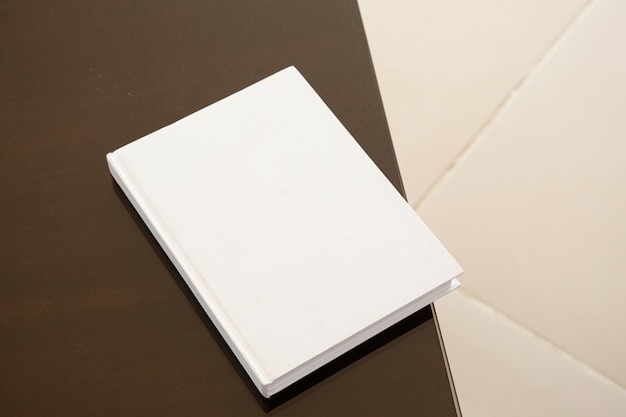 tijdschrift met een lege omslag op een bruin glazen koffietafel