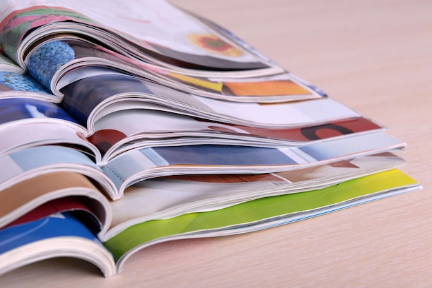 Foto tijdschriften op een houten tafel van dichtbij