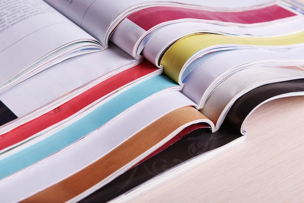 Tijdschriften op houten tafel close-up