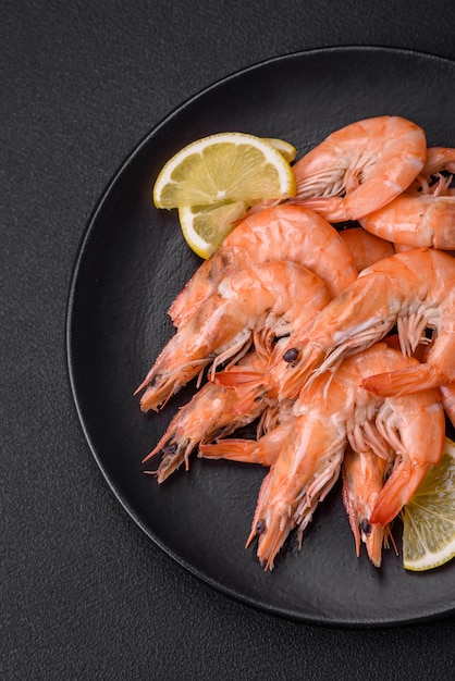 Tijgergarnaal of langoustine gekookt met kruiden en zout