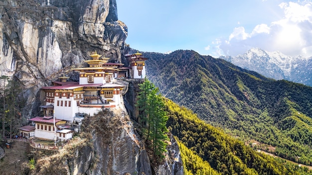 Tijgersnest tempel in bhutan op de hoge klippenberg met hemel van paro-valle