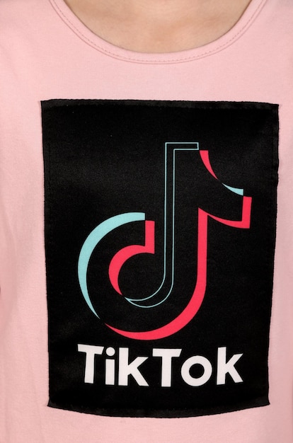 사진 tik tok 아이콘 분홍색 소녀 티셔츠에 소셜 미디어 로고가 있습니다.tik tok 로고 디자인입니다.