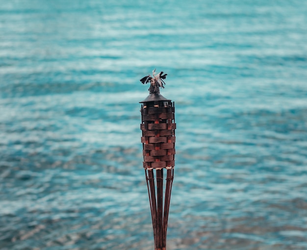 Lampada a olio tikki bamboo su una spiaggia