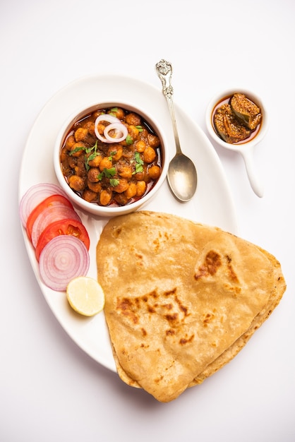 chole 또는 choley 또는 chana masala가있는 Tikona Paratha 또는 Triangle parotha