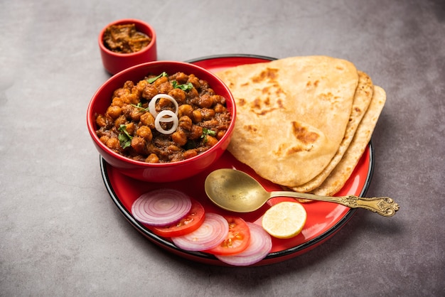 chole 또는 choley 또는 chana masala가있는 Tikona Paratha 또는 Triangle parotha