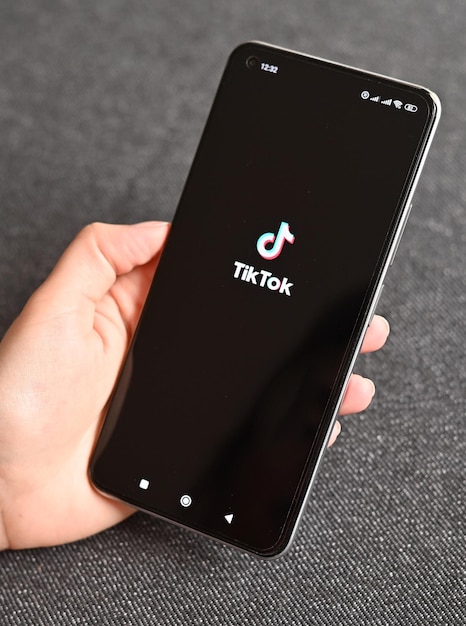Foto icona dell'applicazione tiktok sul primo piano dello schermo icona tiktok applicazione tik tok