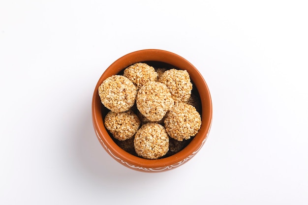 Til Gul OF Zoete sesamzaadbal of Laddu met Fikri voor het Indiase festival Makar Sankranti