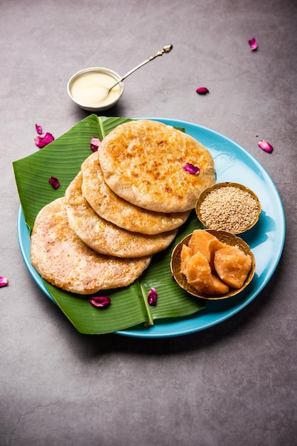 참깨를 사용하여 만든 Makar Sankranti Sweet Chapati poli를 위한 Til Gul roti