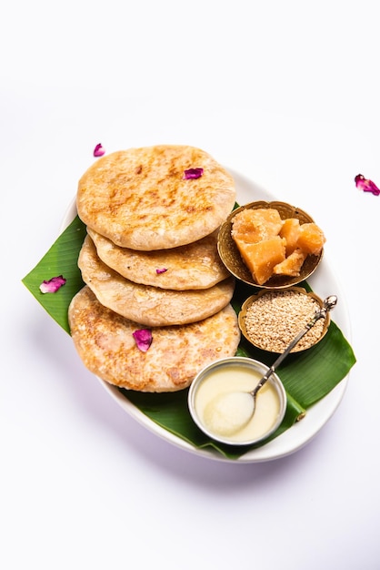 참깨를 사용하여 만든 Makar Sankranti Sweet Chapati poli를 위한 Til Gul roti