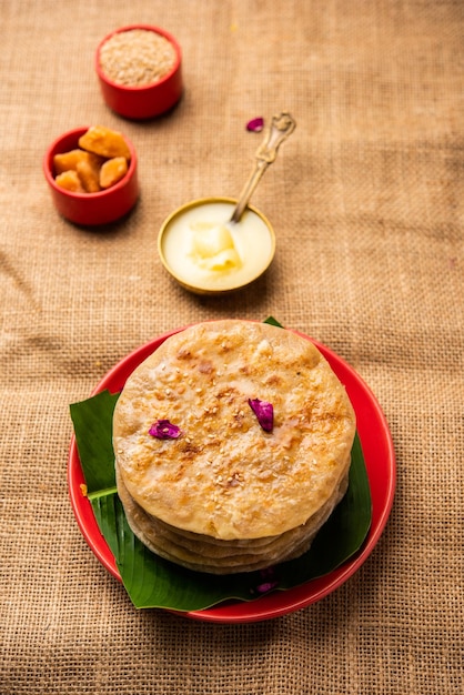 Til Gul roti for Makar Sankranti ゴマのジャガリーを使ったスイート チャパティ ポリ