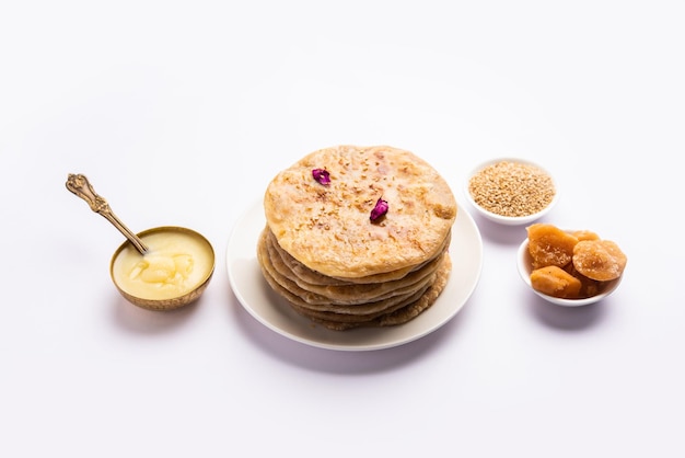 참깨를 사용하여 만든 Makar Sankranti Sweet Chapati poli를 위한 Til Gul roti