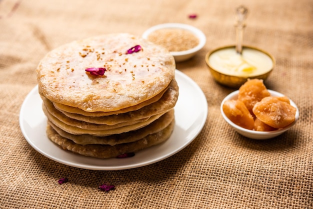 참깨를 사용하여 만든 Makar Sankranti Sweet Chapati poli를 위한 Til Gul roti