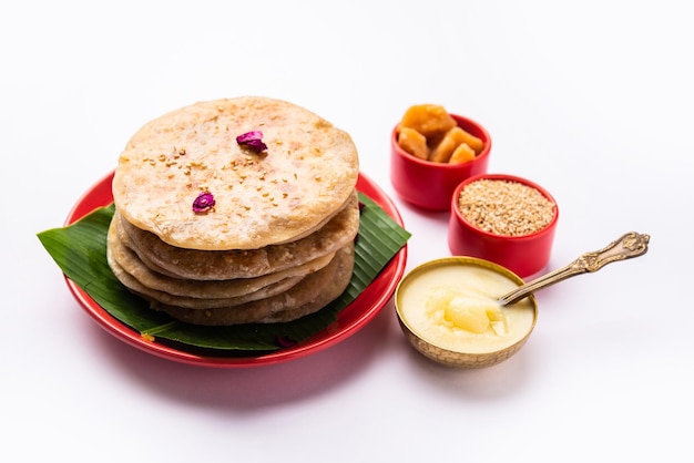 Til Gul roti voor Makar Sankranti Zoete Chapati poli gemaakt met sesamzaad jaggery