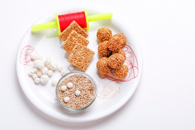 Til gul o sweet sesame laddu con fikri per il festival indiano makar sankranti