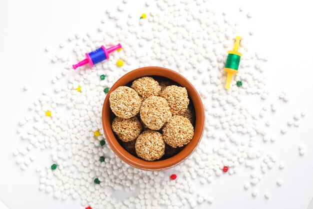 인도 축제 Makar Sankranti를위한 Fikri를 가진 Til Gul 또는 감미로운 참깨 Laddu