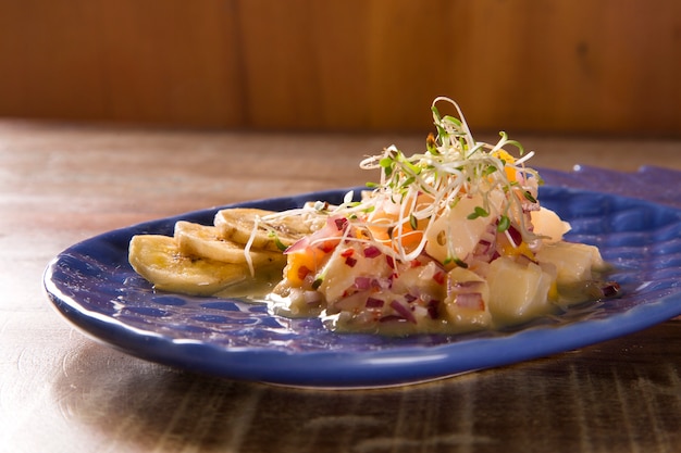 Ceviche di tilapia con banana macinata croccante