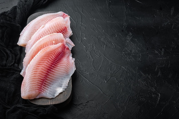 Tilapia 물고기, 껍질을 벗긴 고기, 블랙 테이블에