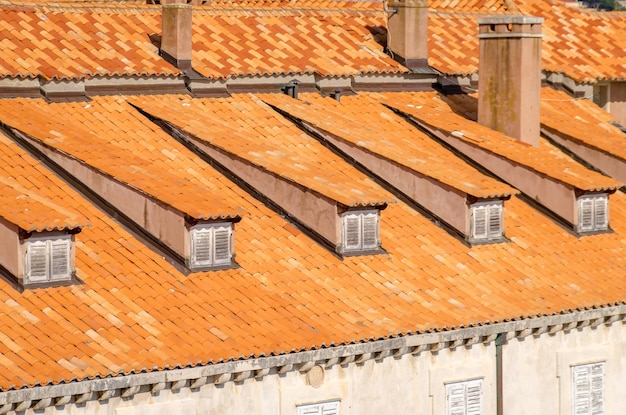 Foto tetto in piastrelle di un edificio