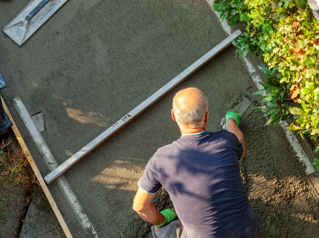 Foto i livelli delle piastrelle sono stati scorrenti prima della pavimentazione del giardino.