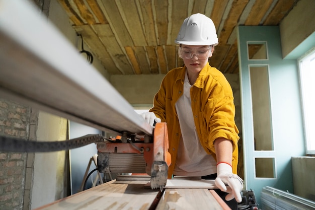 Photo tiler working on renovation of apartment