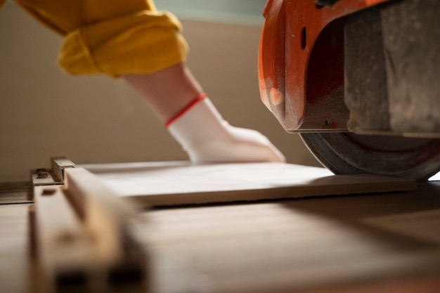 Photo tiler working on renovation of apartment