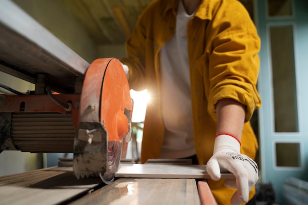 Photo tiler working on renovation of apartment