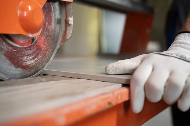 Photo tiler working on renovation of apartment