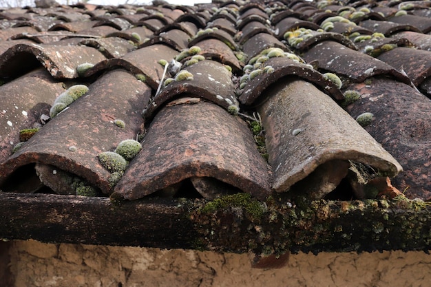 Piastrelle sul tetto di una vecchia casa di paese