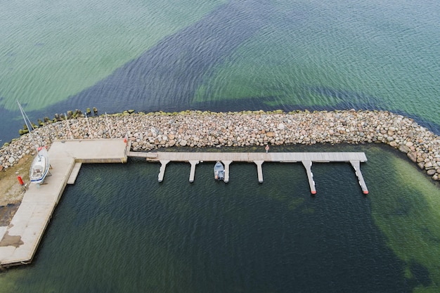 Foto tilgu sadam alcune barche al molo foto dall'alto vista da drone