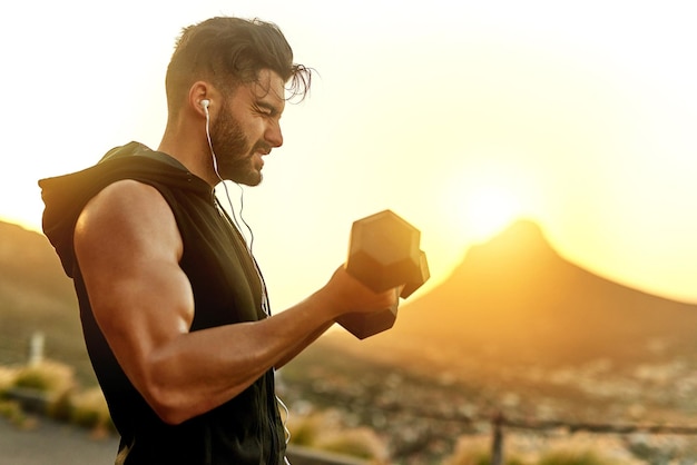 Tillen in de buitenlucht Shot van een jonge man die buiten aan het sporten is