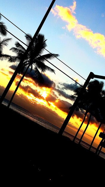 Photo tilt image of beach and sea against sky during sunset