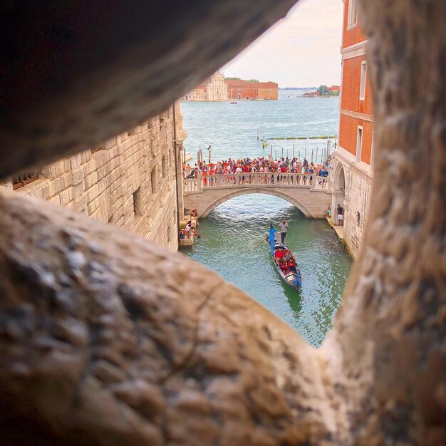 Photo tilt image of bridge over sea