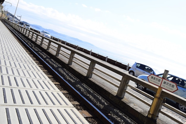 写真 空に向かって橋を移動する車の傾斜画像