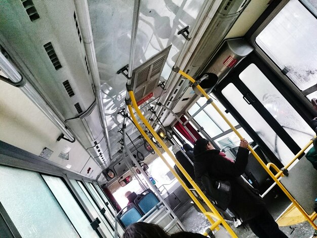 사진 버스에서 여행 하는 여자 의 기울어진 이미지