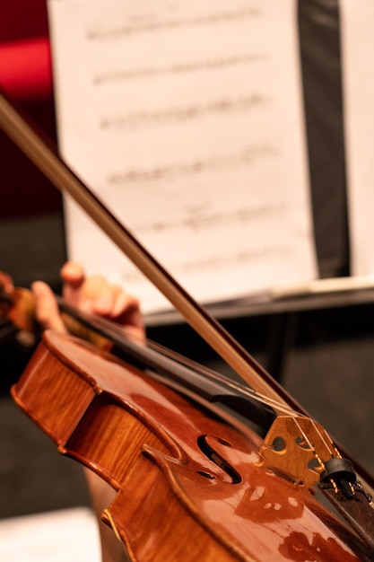 Foto immagine inclinata di persone che suonano il pianoforte