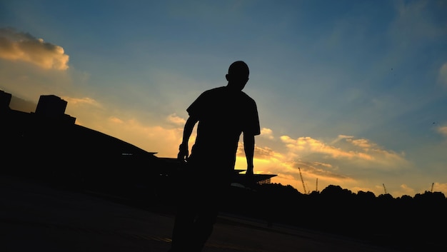 Photo tilt image of silhouette man against sky during sunset