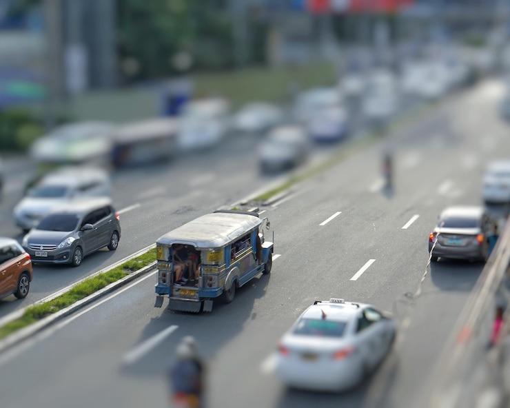 Photo 都市の道路で移動する車両の傾斜シフト