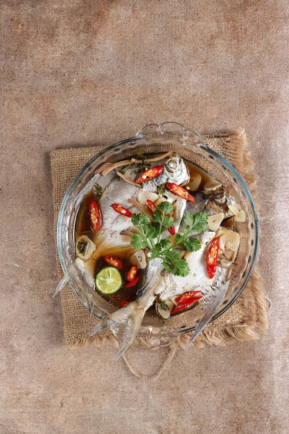 Tim ikan bawal 또는 간장을 곁들인 찐 pomfret 생선 중국 음식 스타일