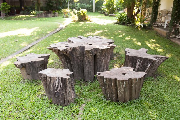 Древесина использовалась для изготовления столов.