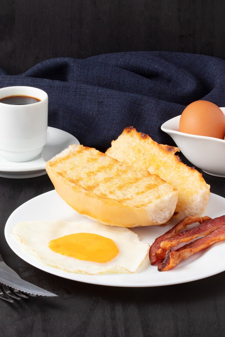 パン、ベーコン、卵、ブラックコーヒーで朝食をとる時間。