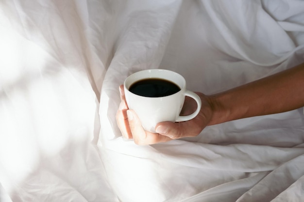 ベッドでコーヒーを飲む時間朝早く起きなさい