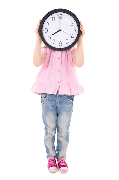 白い背景で隔離のオフィス時計で彼女の顔を覆う時間の概念かわいい女の子
