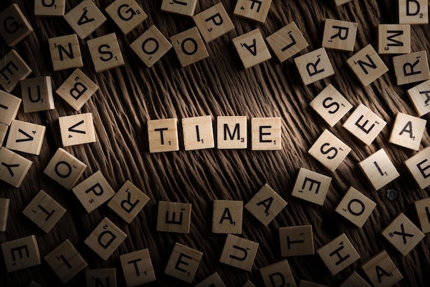 TIME houten tegels lettertype concept