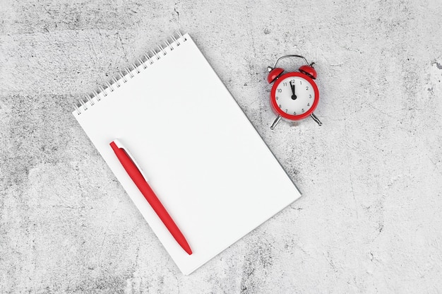 Time management concept. Takenlijst: rode wekker, potlood en notitieboek