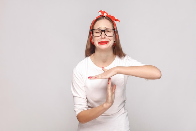 Time-out geef me alsjeblieft meer tijd portret van mooie emotionele jonge vrouw